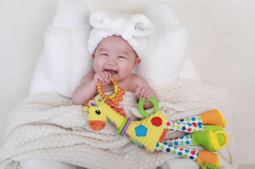 昆明三个月宝宝正确抱姿